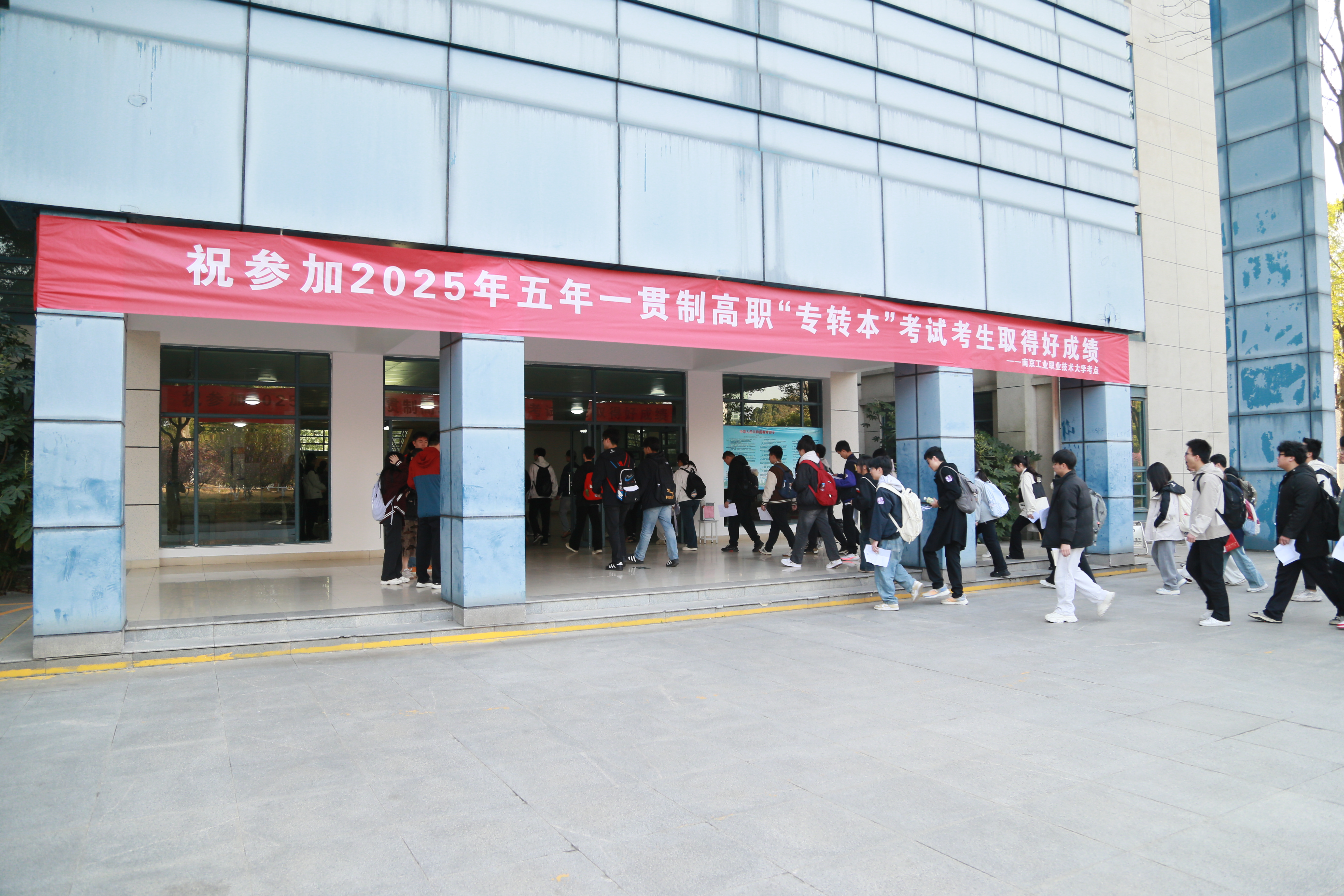 3.考生进入考场场景.jpg 3.考生进入考场场景.jpg