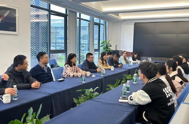 毕业生座谈会.jpg 毕业生座谈会.jpg